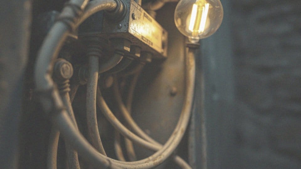 Dlaczego biały kabel jest używany w starszych instalacjach?