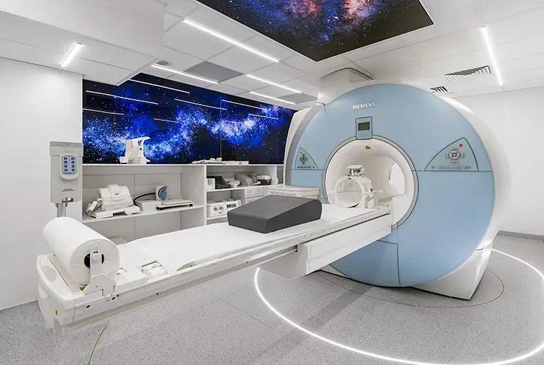 Kiedy ból głowy wymaga rezonansu magnetycznego? Objawy alarmowe