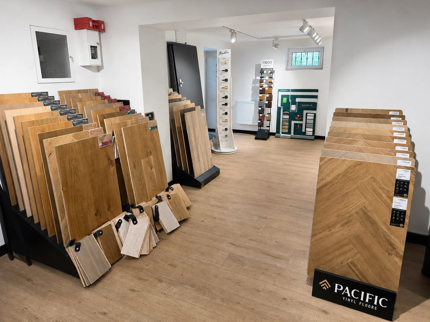 Duże próbki podłóg o różnych odcieniach i wzorach w salonie Zip-Floors
Kredyt zdjęcia: Fot. materiały Zip-Floors