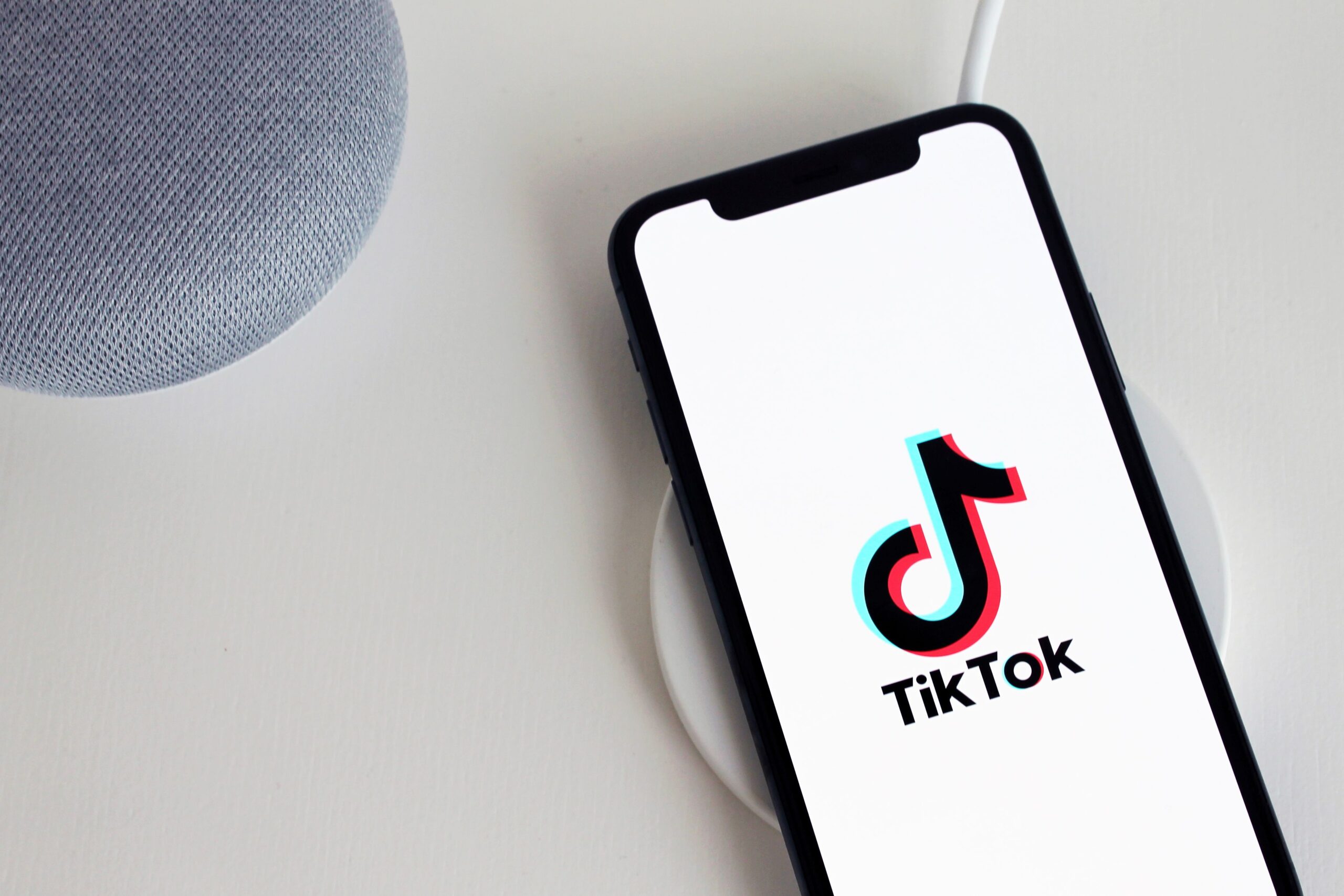 Jak TikTok i sztuczna inteligencja zmieniają decyzje zakupowe?