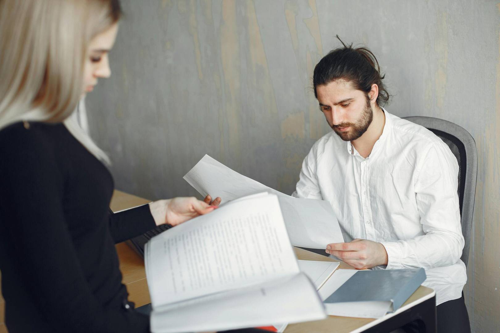 Kredyty w EUR i USD to „nowe franki”. Dlaczego posiadacze kredytów w innych walutach masowo idą do sądów?