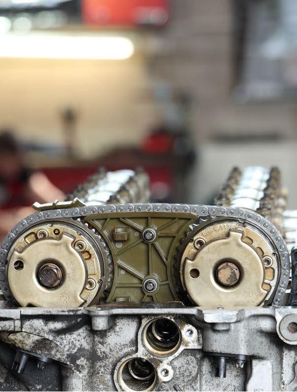 Używany oryginał czy nowy zamiennik? Dlaczego logo producenta to najlepsza polisa ubezpieczeniowa dla Twojego auta