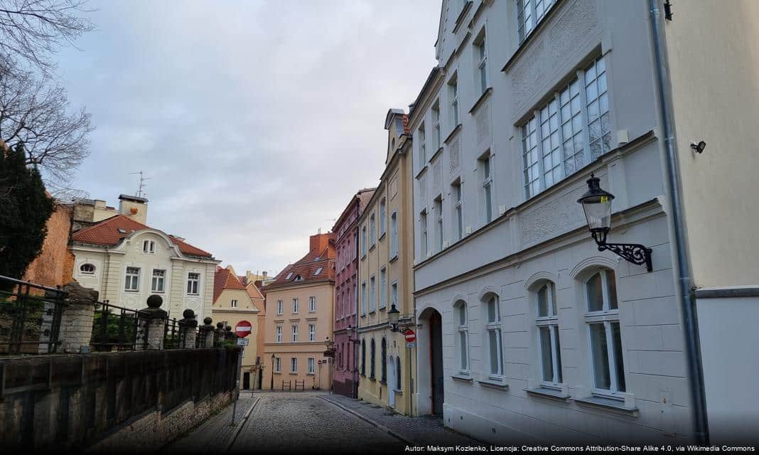 Rozpoczął się montaż świątecznych iluminacji w Poznaniu